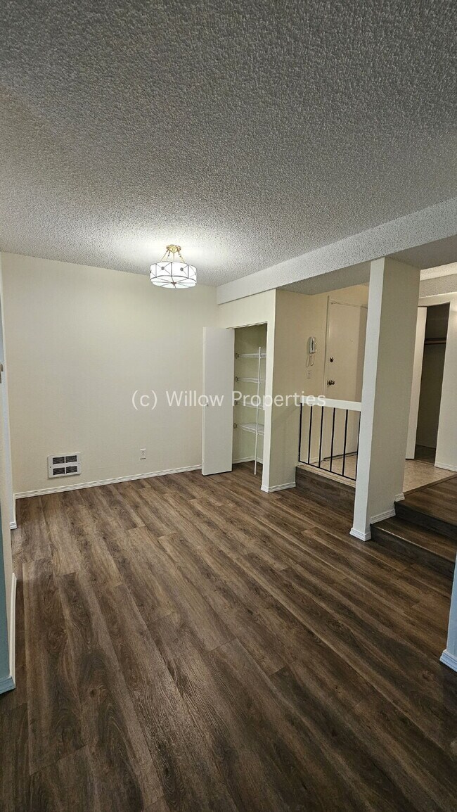 Building Photo - Two Bedroom Oakbrook Condo