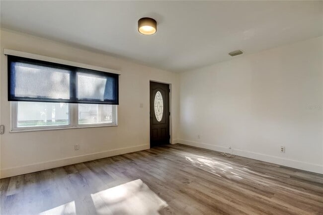 Building Photo - 375 10th Ave N
