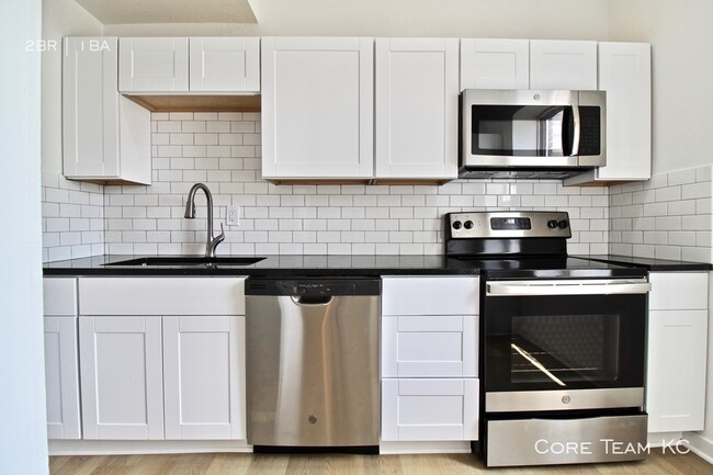 Building Photo - 2 Bedroom at the Oasis on Linwood