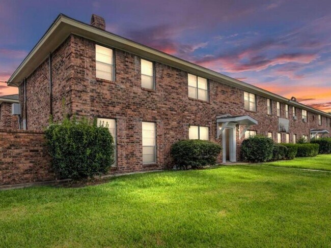 Foto del edificio - 3002 Strawberry Rd