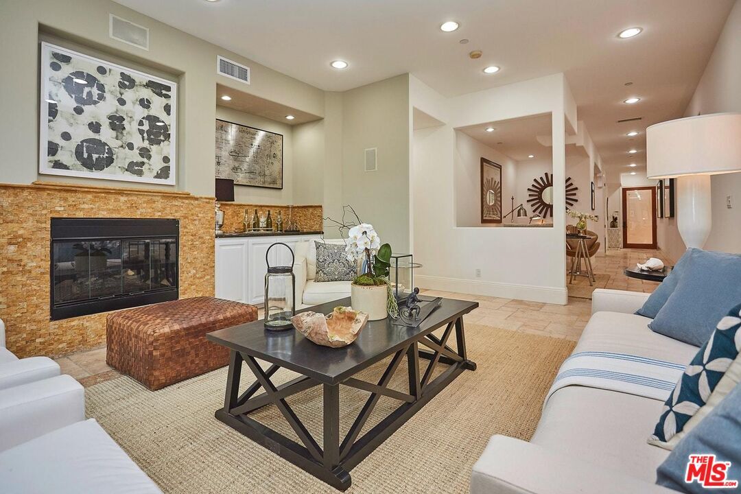 Foto principal - 16123 W Sunset Blvd