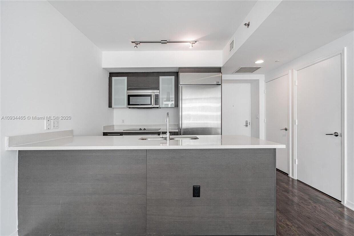 Primary Photo - 500 Brickell Ave