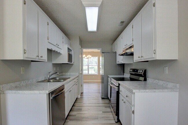 Building Photo - Stunning Brick Front Home With Fireplace And Hardwood Flooring In Sango Area