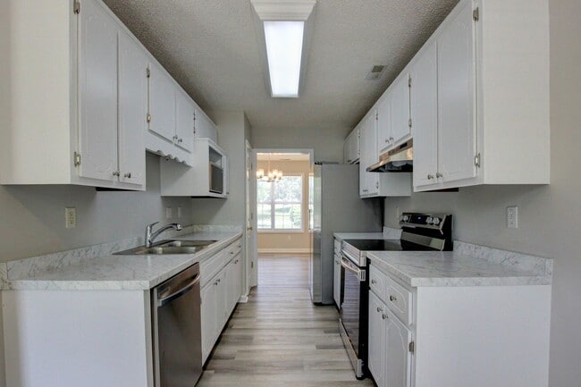 Foto del edificio - Stunning Brick Front Home With Fireplace And Hardwood Flooring In Sango Area