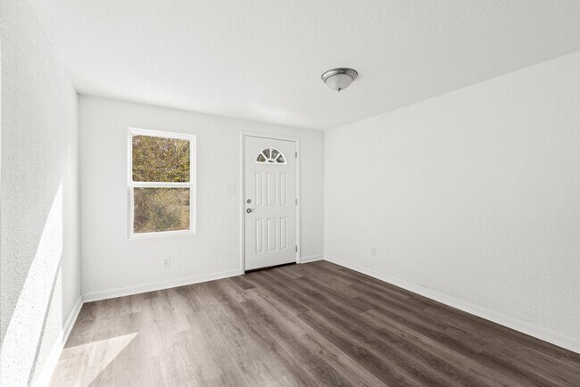 Building Photo - Cozy and Newly Renovated 3 Bedroom 2 Bath ...
