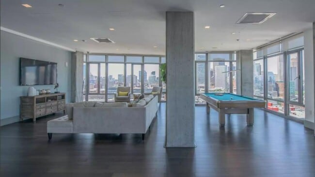 Building Photo - 315 A St