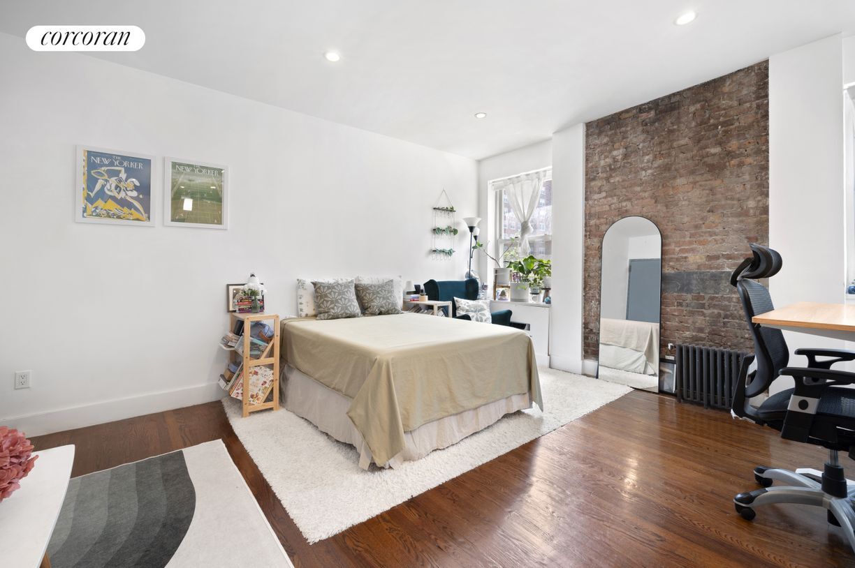 Building Photo - 151 E 20th St