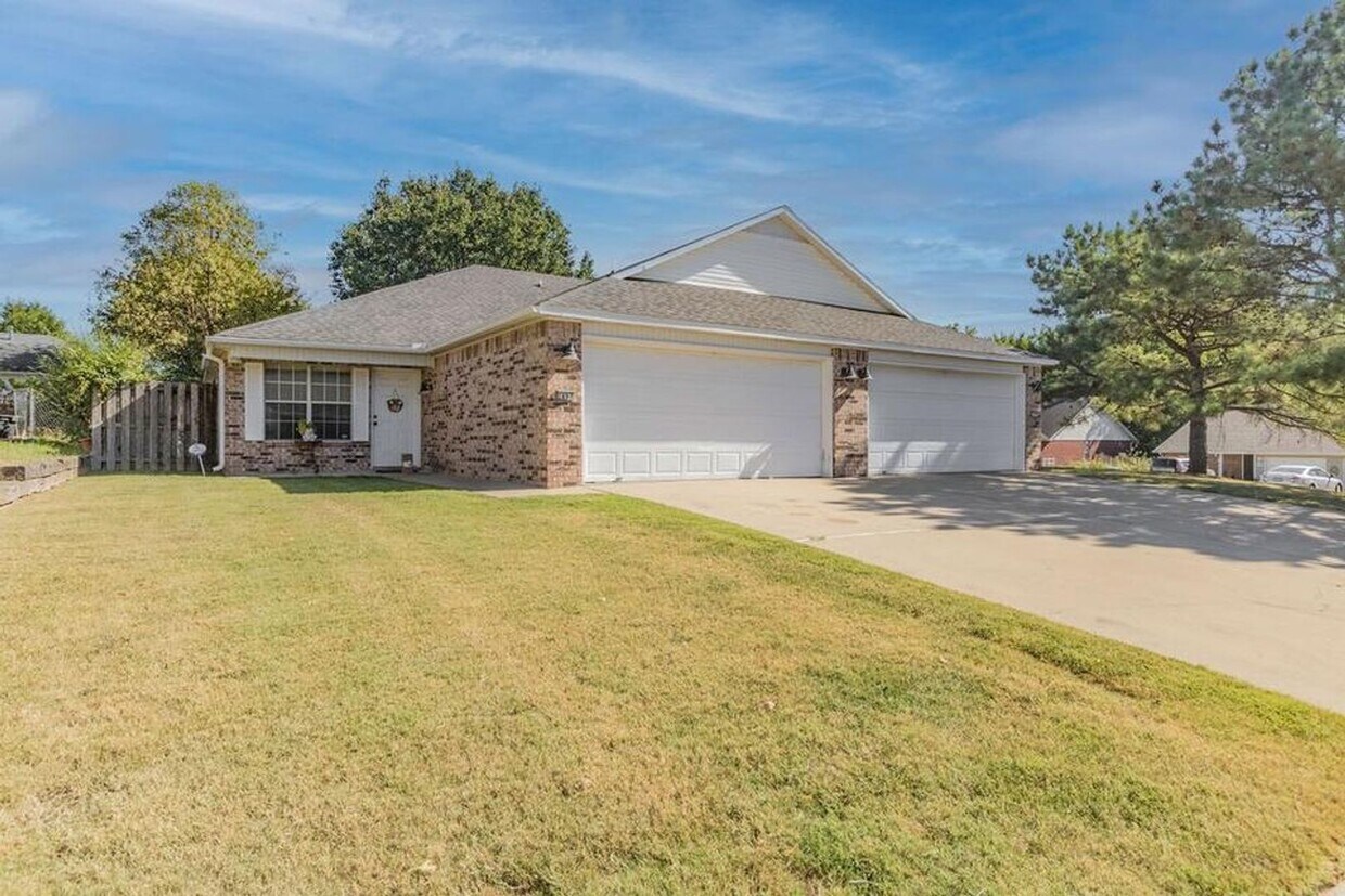 2897 Wildwood Dr Unit 2899, Fayetteville, AR 72704 Room for Rent in