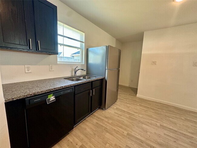 Foto del edificio - 16635 Colleen Pl