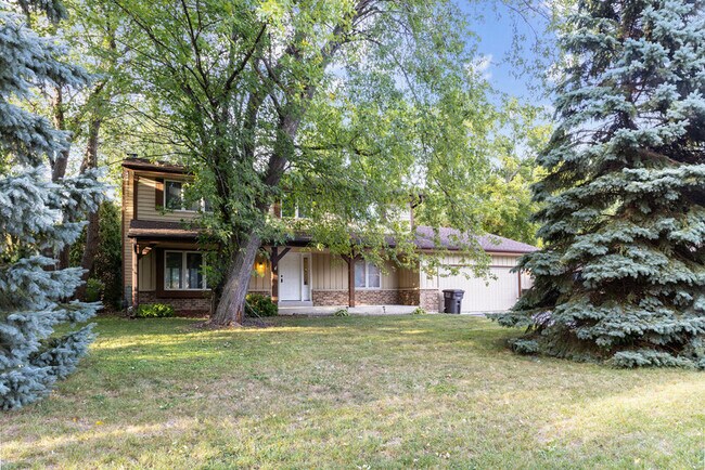 Building Photo - 3282 N Elmwood Dr