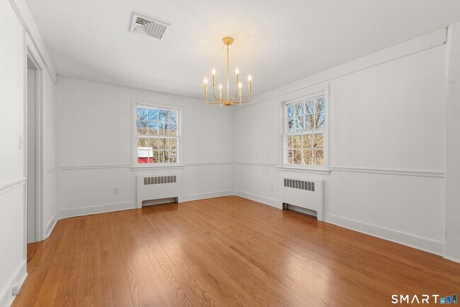 Foto del edificio - 111 Lyons Plain Rd