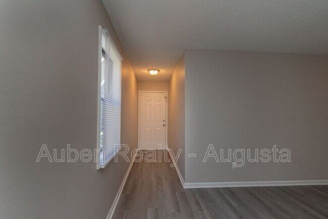Building Photo - 1546 Hamilton Dr