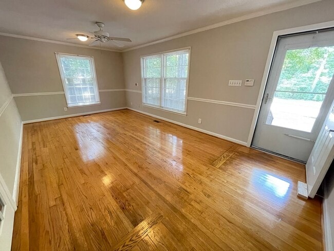 Building Photo - Spacious 3br house with fenced back yard, ...
