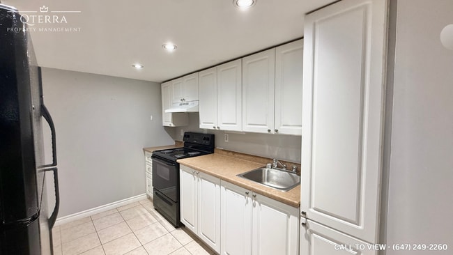 Building Photo - 747 Parkview Cres