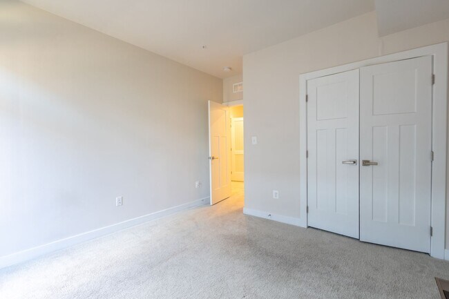 Foto del edificio - Stunning 3 BR/2.5 BA 2-Level Condo in Laurel!