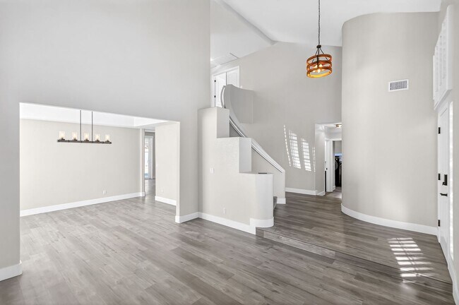 Building Photo - FANTASTIC 5-BEDROOM HOME NEAR DOWNTOWN SUMMERLIN!!