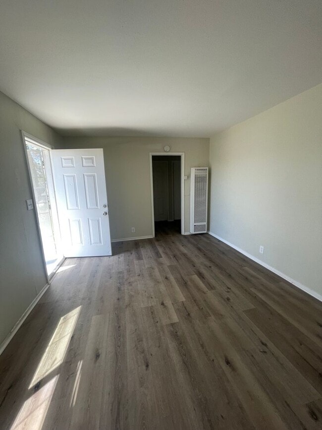 Building Photo - Comfortable Living in Mojave - Move In Ready 2bd & 1bth - Big Backyard