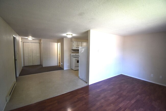 Building Photo - Well kept duplex with garage.