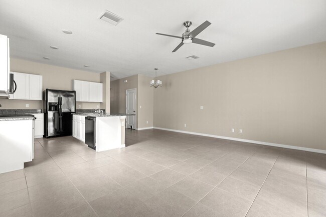 Building Photo - Updated Townhome in Riverview - Gated Comm...