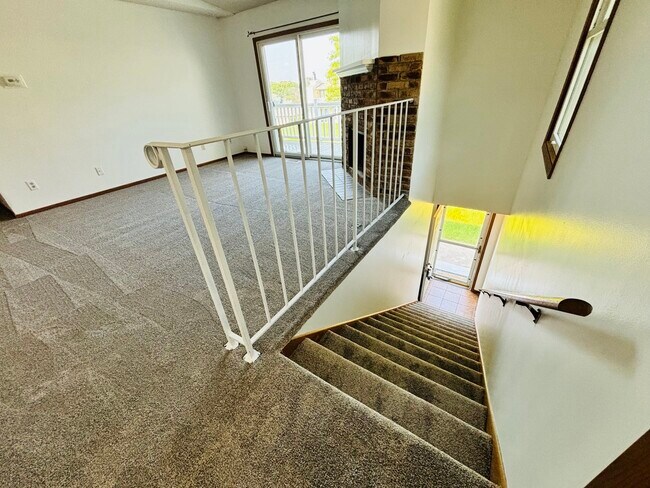 Building Photo - 940 E Travelers Trl