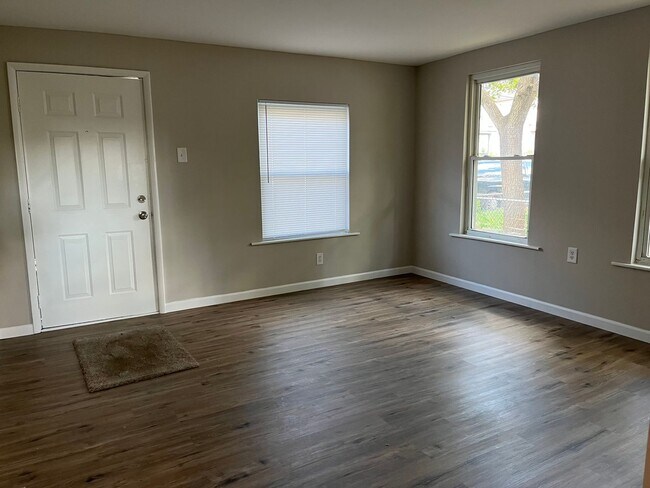Foto del edificio - ADDYSON- remodeled 2 bed. Fenced yard