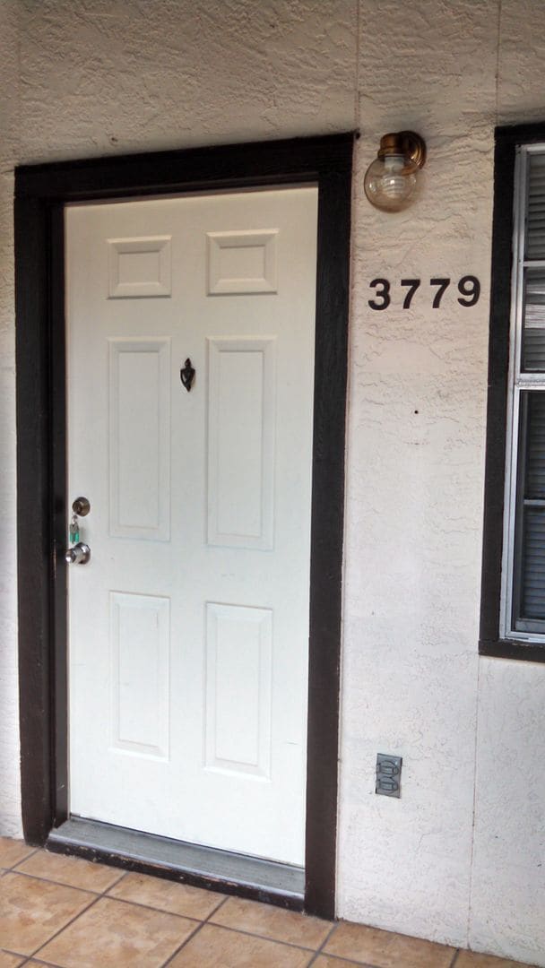 Building Photo - Charming 2 Bedroom 2 Bath Condo (Mirror Lake Condominiums)