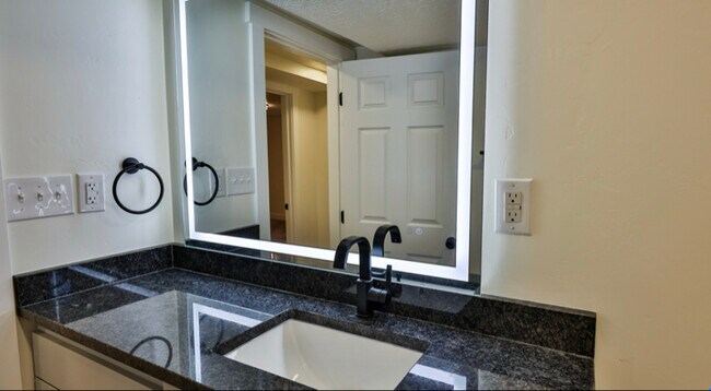 Foto del edificio - 350 W 2575 N