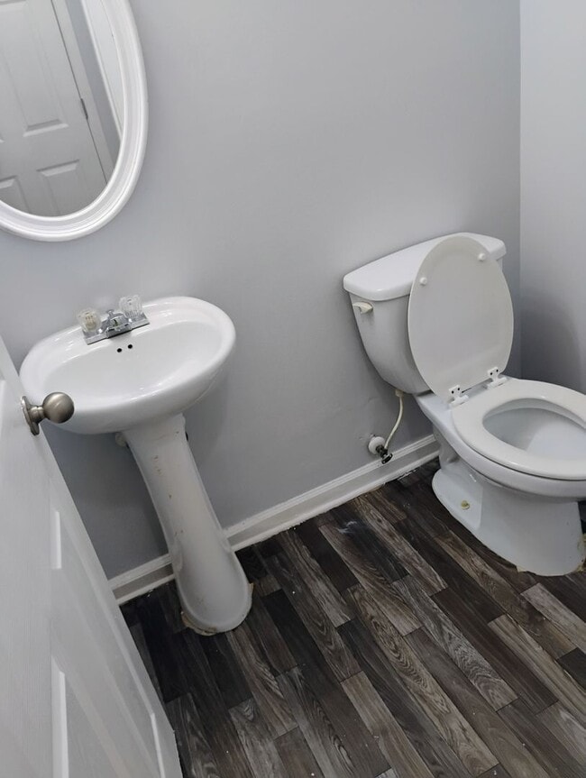 Building Photo - Gorgeous 3 Bedroom 2 Bath Townhome in Conv...