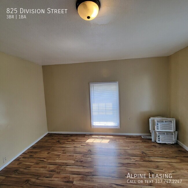 Building Photo - 825 Division St