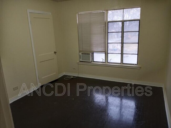 Foto del edificio - 703 Spring St