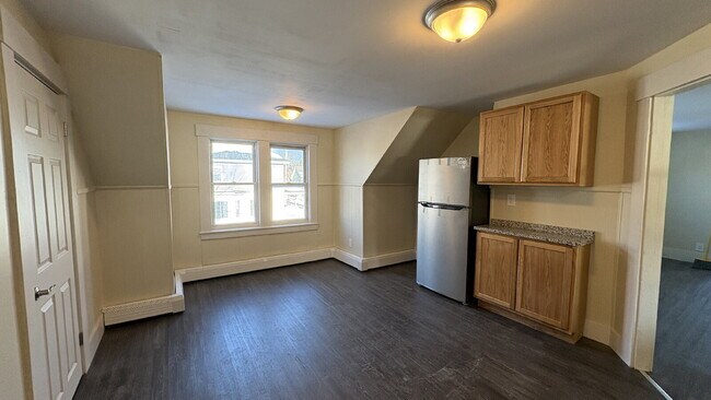 Building Photo - 4 Bed, 1 Bath, plus Bonus Room in Rochester!