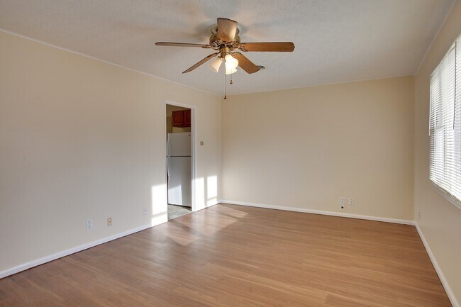 Building Photo - Updated 2 bedroom, 1 bath house with Fence...