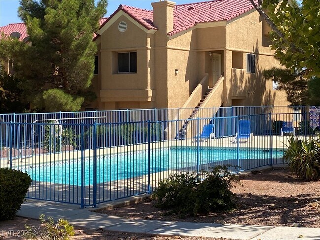 Foto del edificio - 900 Heavenly Hill Ct
