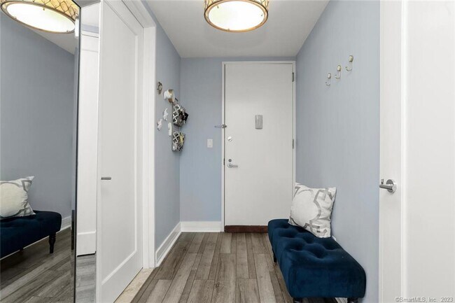 Building Photo - 1 Broad St