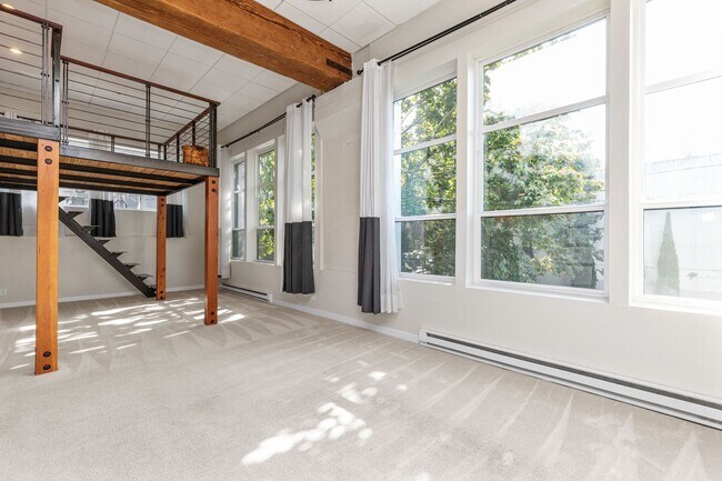 Foto del edificio - Capitol Hill Condo with 12-Foot Ceilings