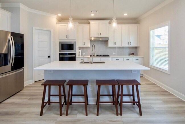Foto del edificio - ONE MONTH FREE ON A 14 MONTH LEASE SPECIAL!! TOUR TODAY!