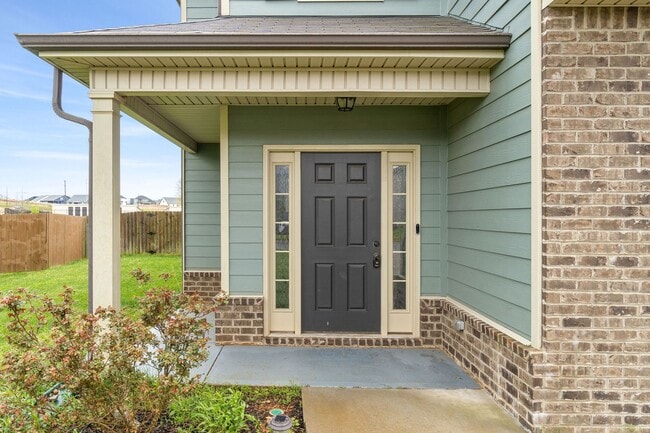 Building Photo - Pet Friendly Five Bedroom!