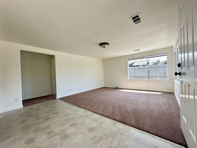 Foto del edificio - Fresh & Spacious 4 Bed / 2 Bath Home on Oversized Lot – McKinleyville - $2650