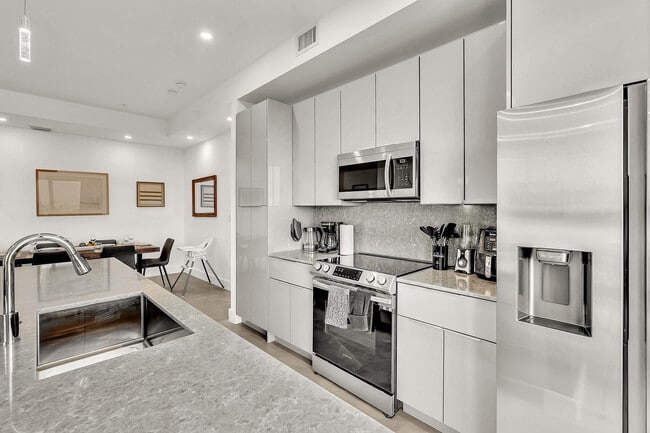 Building Photo - 2100 Miami Rd