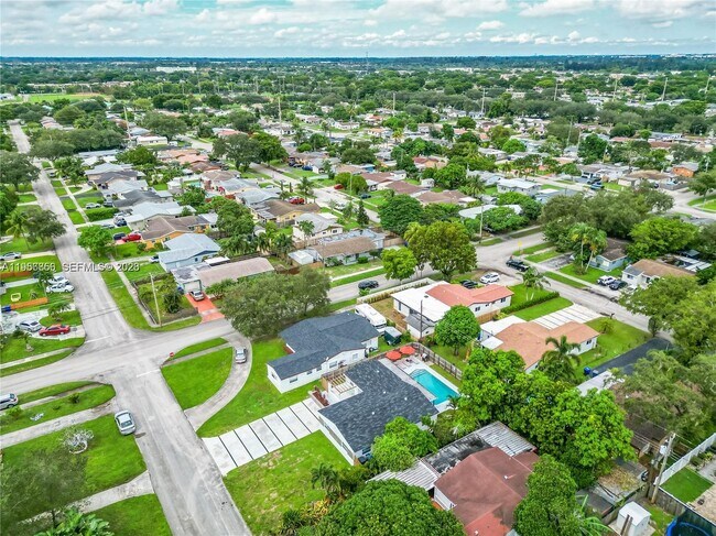 Foto del edificio - 6661 Freedom St