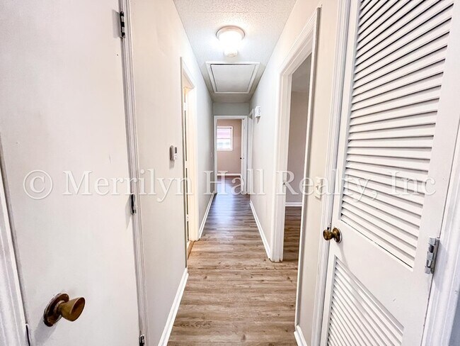 Foto del edificio - Updated 3 Bedroom home with Luxury Vinyl P...