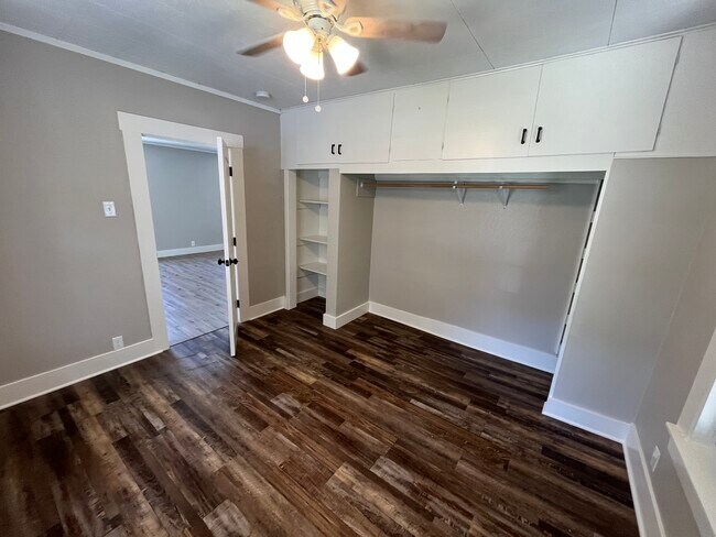 Foto del edificio - 415 E Jackson St