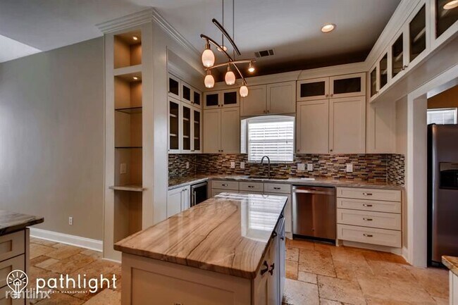 Building Photo - 4 br, 3 bath House - 114 Lake Forest Court...