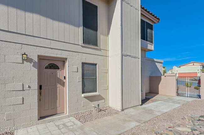 Building Photo - 1611 E Villa Maria Dr