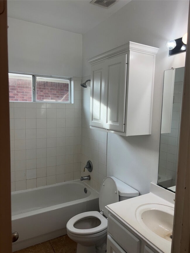 Building Photo - 1930 Shady Oaks Ct