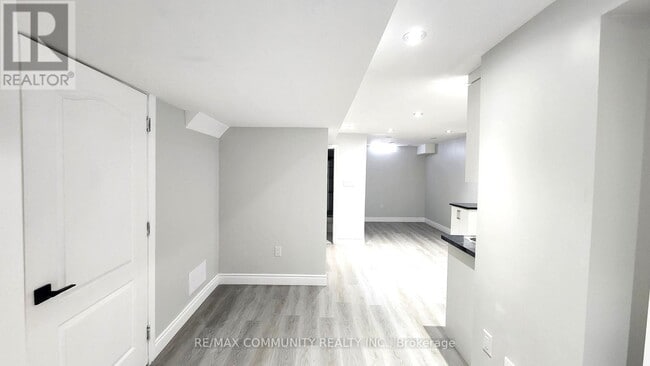 Building Photo - 435 Stonegate Ave