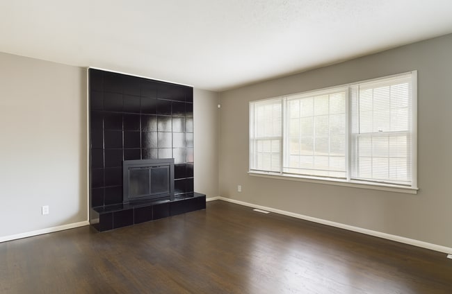 Building Photo - Charming 3-bed, 1-bath home with gleaming ...