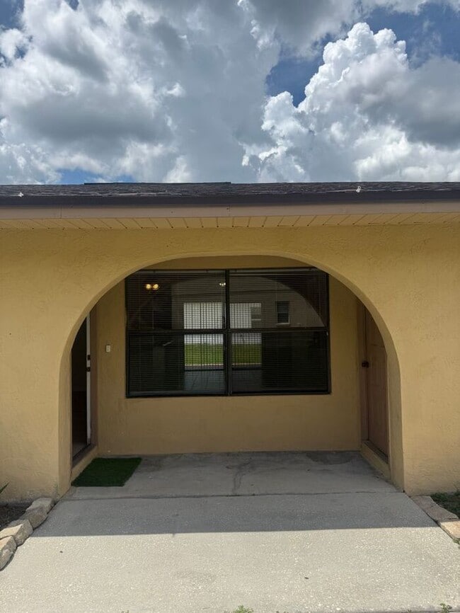 Building Photo - Duplex in Poinciana