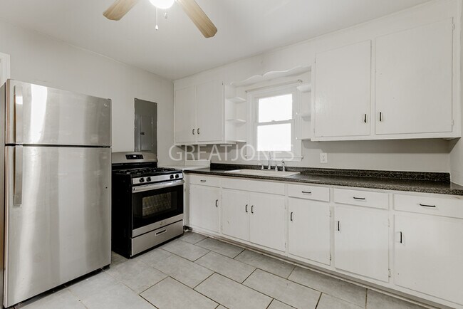 Building Photo - 4932 Redwood Dr