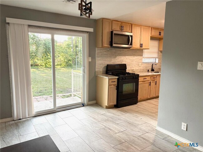 Building Photo - 613 Bishop Dr